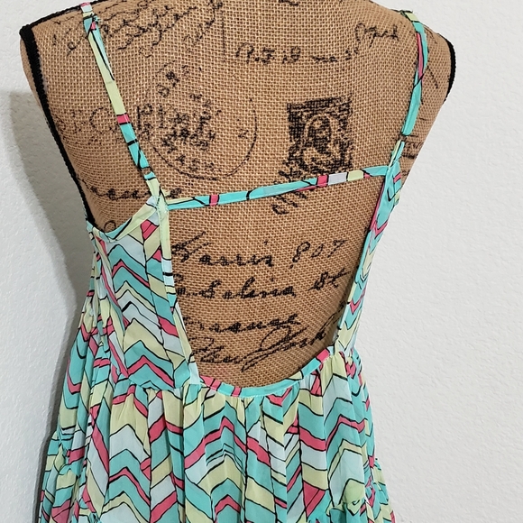 en creme flowy ruffled  geometric print top spaghetti strap Small EUC - Picture 4 of 6